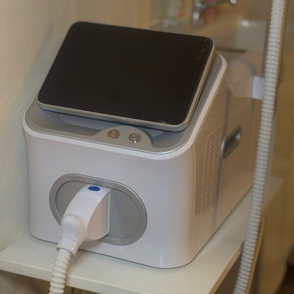 Picosecond ND YAG Q-SWITCH lāzeris